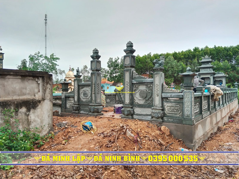 Bộ cột cổng tứ trụ lối vào khu lăng mộ đá xanh rêu có cột đèn bốn góc