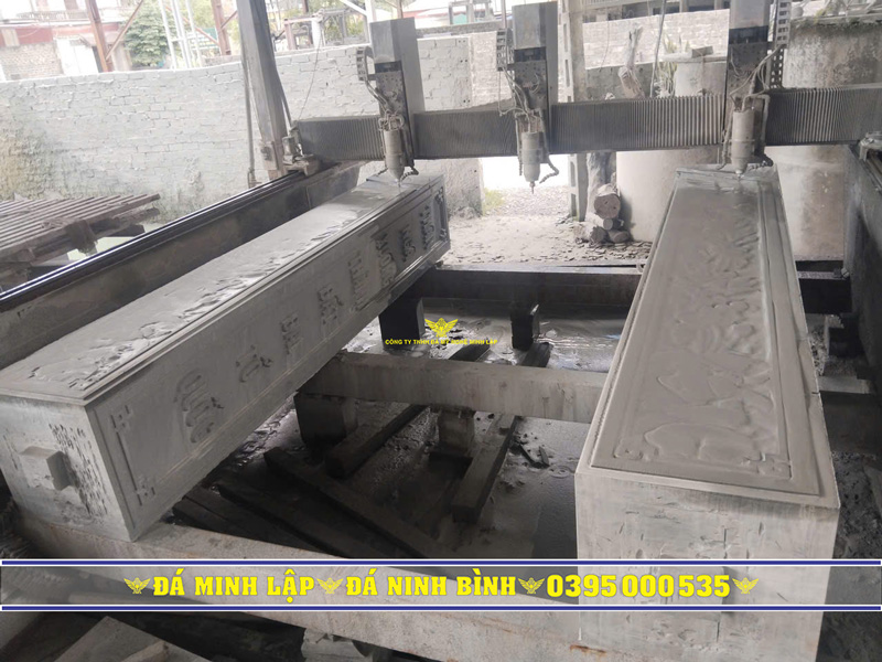 chế tác đá nhà thờ họ tại xưởng Minh Lập Nghệ nhân Đá Mỹ Nghệ Minh Lập đang hoàn thiện lắp đặt hạng mục đá nhà thờ