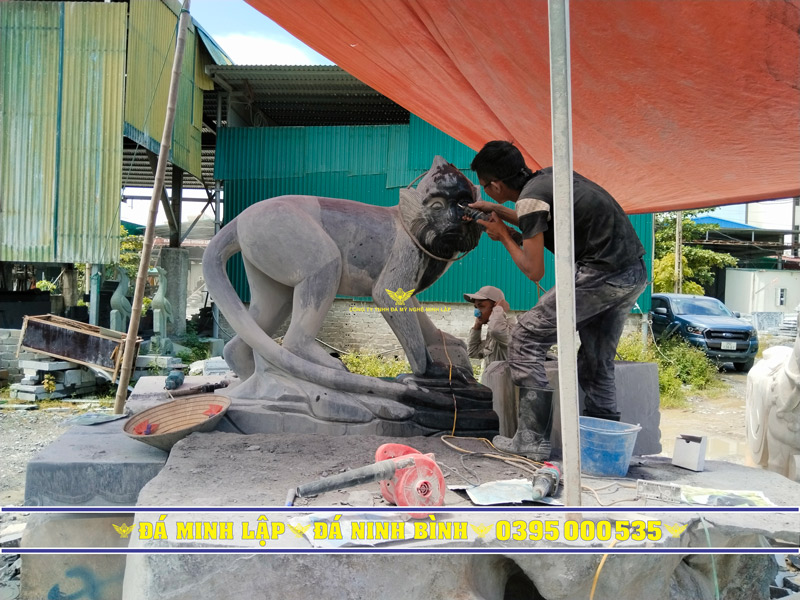 Điêu khắc chi tiết tượng voọc quần đùi trắng bằng đá