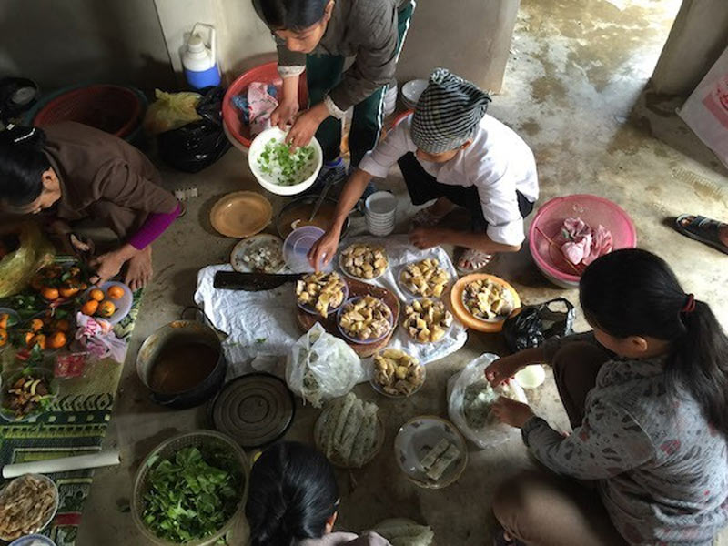 các con cháu sum họp trong ngày cúng giỗ gia tiên