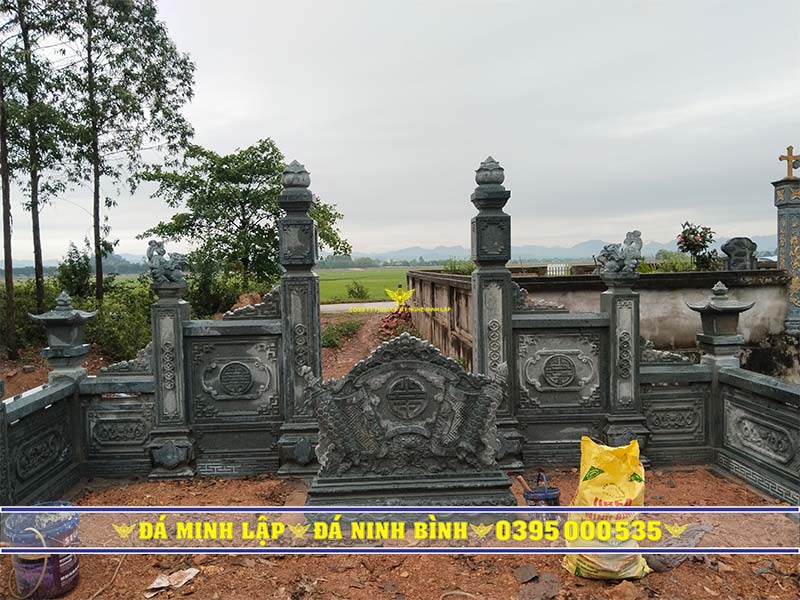 Cổng đá tứ trụ xanh rêu chế tác tinh xảo tại Ninh Bình
