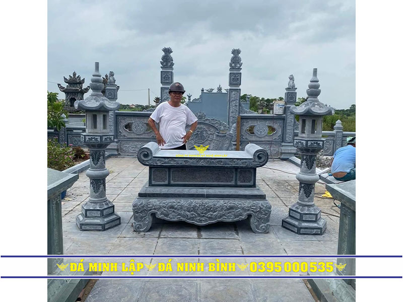 Cặp đèn đá xanh rêu cao cấp đặt trang trọng tại sân khu lăng mộ