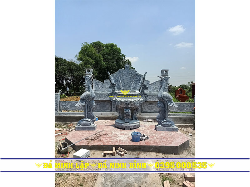 Cặp hạc đá cưỡi rùa đặt chầu trang nghiêm trước khu lăng thờ chung