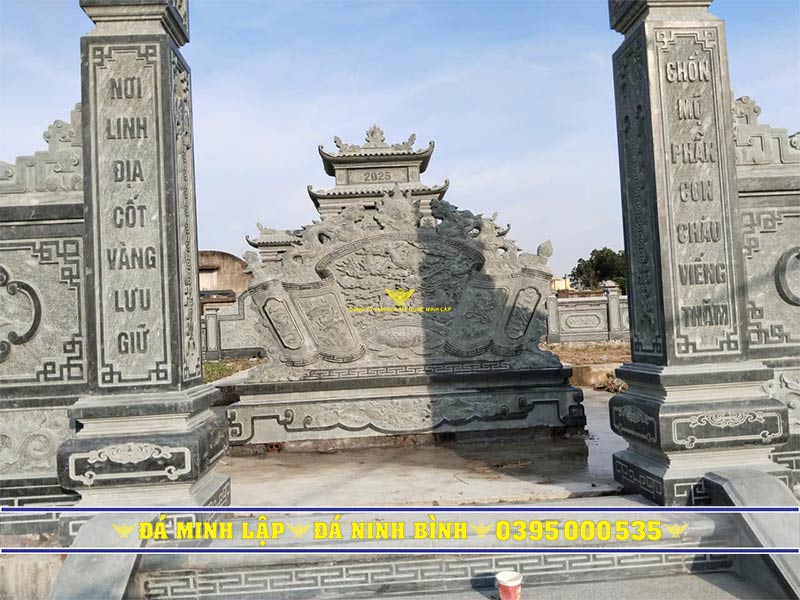 Bình phong cuốn thư đá chấn trạch trước cổng khu lăng mộ đá