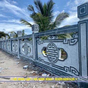 Lan can đá xanh rêu, đục thông phong chữ Thọ, cột bóng liền kẻ khung LC4