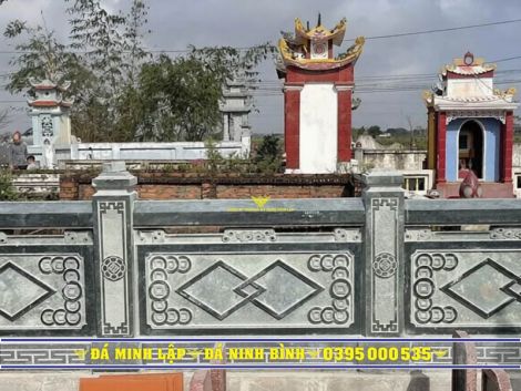 Lan can đá xanh rêu, hoa văn caro lồng, cột vuông đục triện hoa cổ LC8