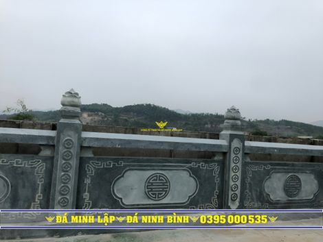 Lan can đá xanh rêu, khung đặt chữ Thọ tinh tế, cột chạm đồng tiền rời LC10