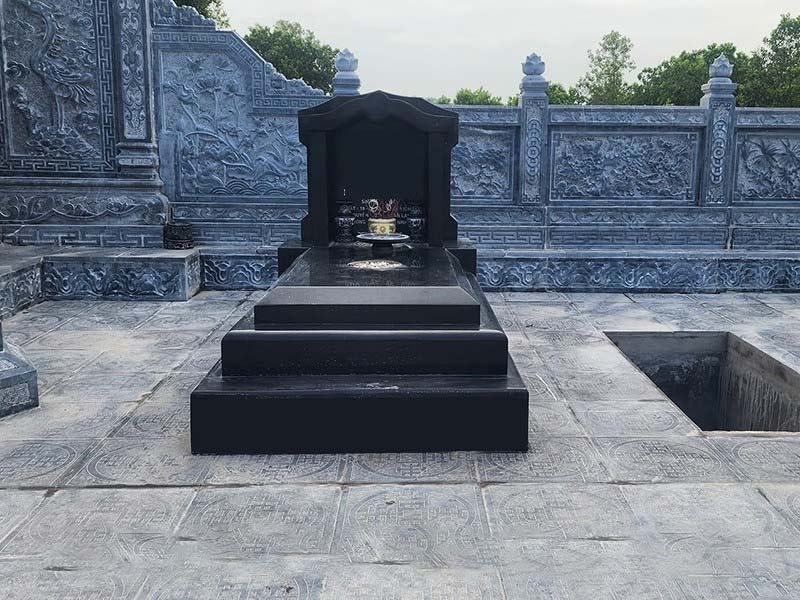 Lăng mộ đá hoa cương đen Bình Định