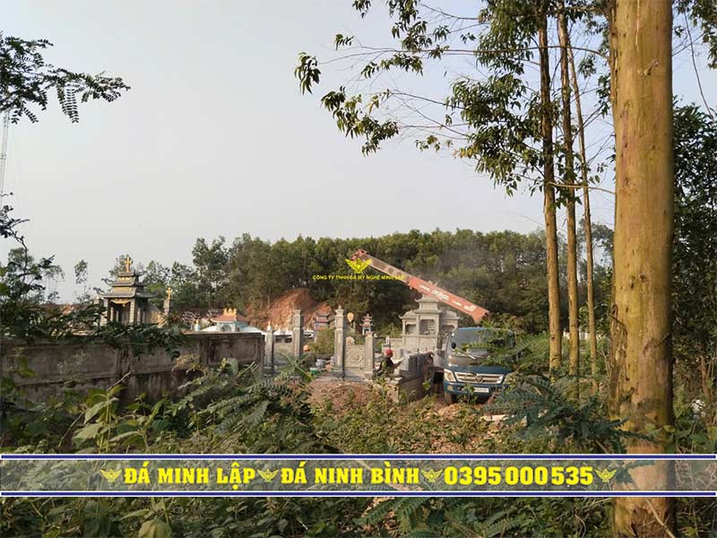 Nghệ nhân lắp đặt hoàn thiện mẫu cổng cột tứ trụ nghĩa trang bằng đá khối