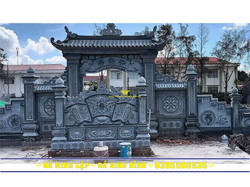 Mẫu cổng tam quan lăng mộ đá có mái che đao cong cổ kính bề thế