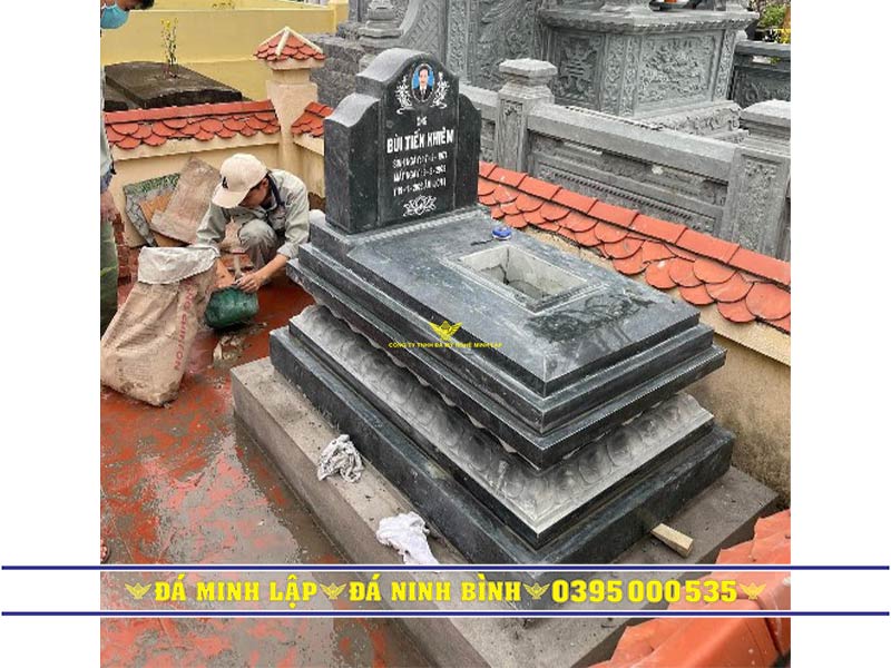 Mẫu mộ đá tam cấp hiện đại chế tác từ đá tự nhiên nguyên khối
