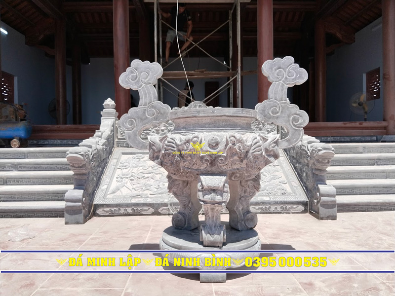 Đỉnh hương đá tâm linh Đỉnh hương đá lư hương đá xanh đen tâm linh đục chạm song long chầu nguyệt tinh xảo đặt tại sân nhà thờ