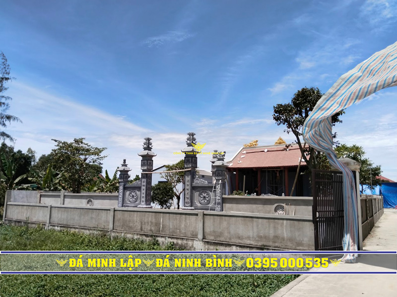 Tổng thể và cổng tứ trụ đá Toàn cảnh tổng thể và bộ cổng tứ trụ bằng đá tự nhiên nguyên khối nhà thờ họ tại Nghệ An