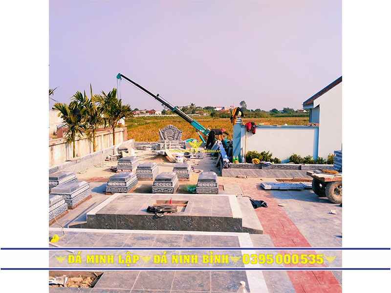 Quá trình thợ đá Ninh Bình thi công lắp đặt lăng mộ tại Bình Dương