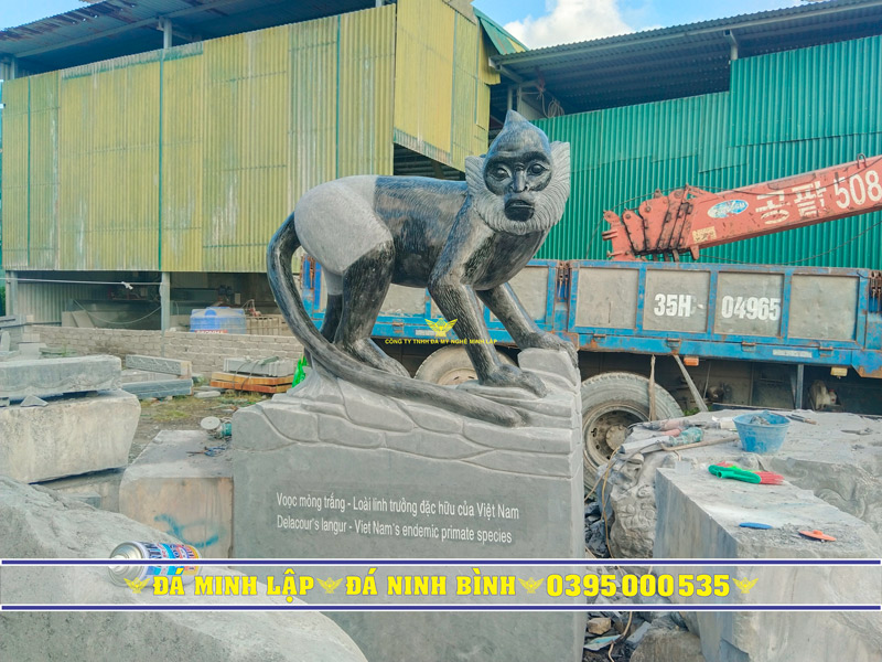 Tượng đá nghệ thuật Voọc mông trắng tại Vân Long Ninh Bình