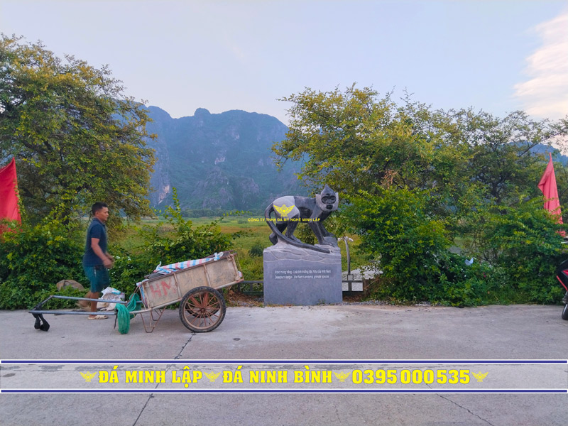 Tượng voọc mông trắng bằng đá tự nhiên tại Đầm Vân Long