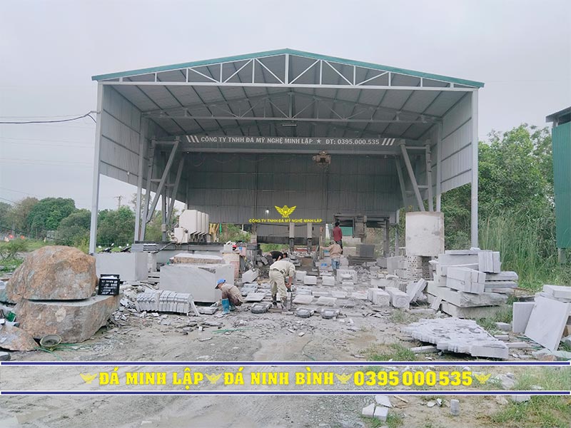Nghệ nhân Đá Mỹ Nghệ Minh Lập đang hoàn thiện lắp đặt hạng mục đá nhà thờ