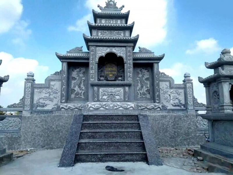 Bậc tam cấp đá của khu lăng mộ đá