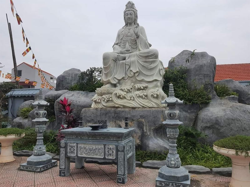 Bàn đặt lễ vật bằng đá của khu lăng mộ đá
