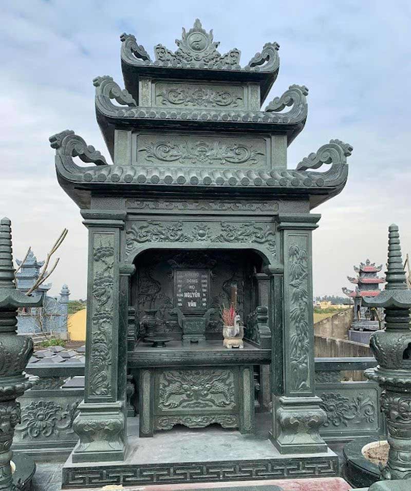 Bát hương đá đặt trong lăng mộ đá đá Ninh Bình