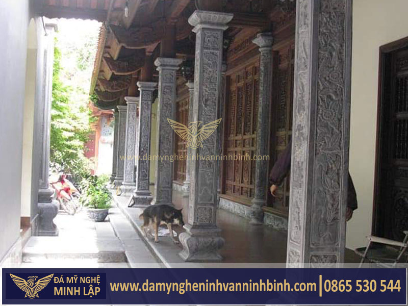 cột đá hiên xanh đẹp của nhà thờ họ, từ đuòng