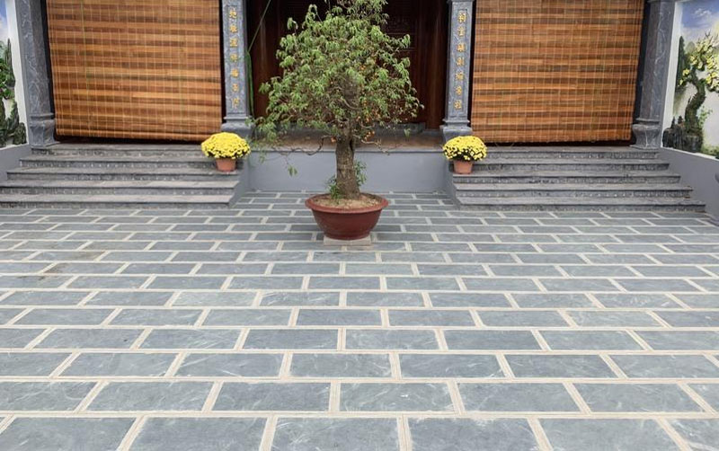 Đá lát sân của đình làng