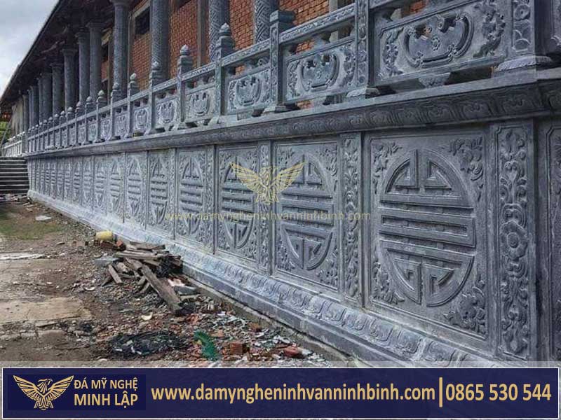 lan can đá làm tường rào của nhà thờ họ
