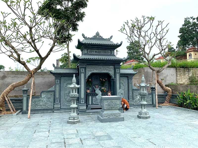 Lư hương đá đẹp trong khu lăng mộ