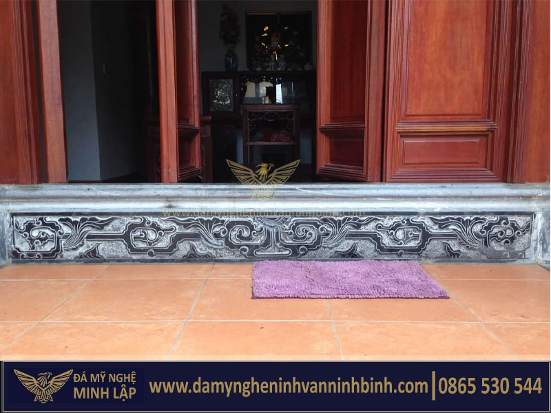 Ngưỡng cửa đá xanh đẹp của nhà thờ, từ đường