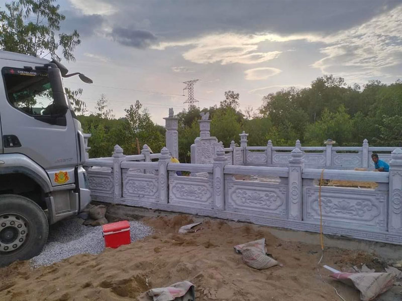 Tường bao đá trắng của khu lăng mộ đá