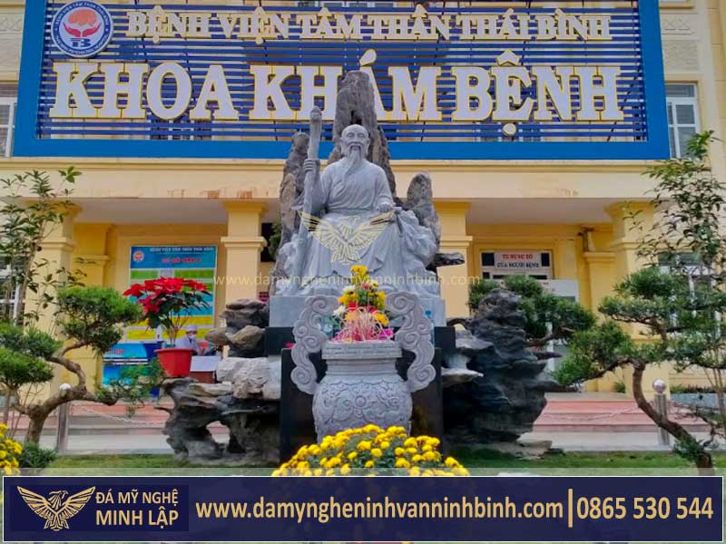 tượng đá hải thượng lãn ông ở bệnh viện