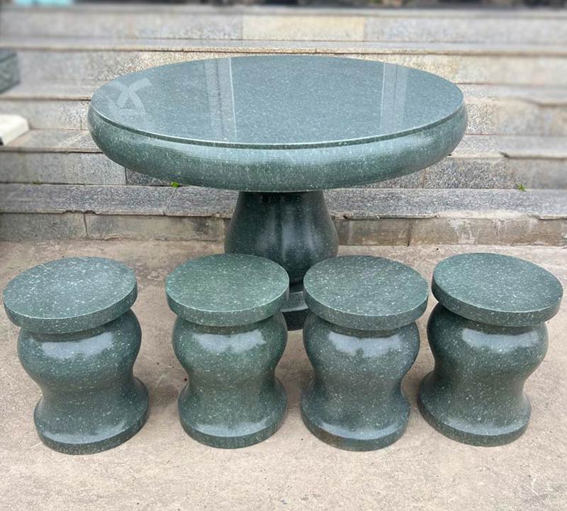 Các mẫu bàn ghế đá tại Đá Mỹ Nghệ Minh Lập được chạm khắc hoa văn tinh tế, phù hợp với tín ngưỡng thờ cúng