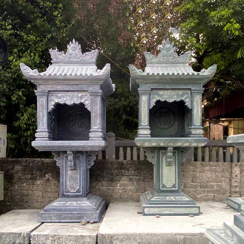 Cây hương đá là cột đá được chạm khắc tinh xảo, dùng để đặt bát hương