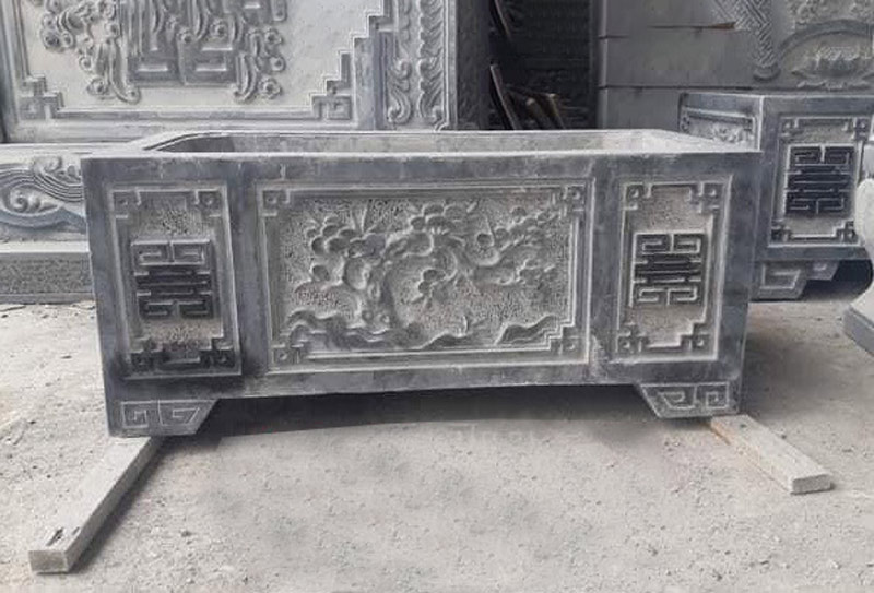 Chậu cảnh đá thường được làm từ đá xanh Ninh Bình, đá granite hoặc đá cẩm thạch.