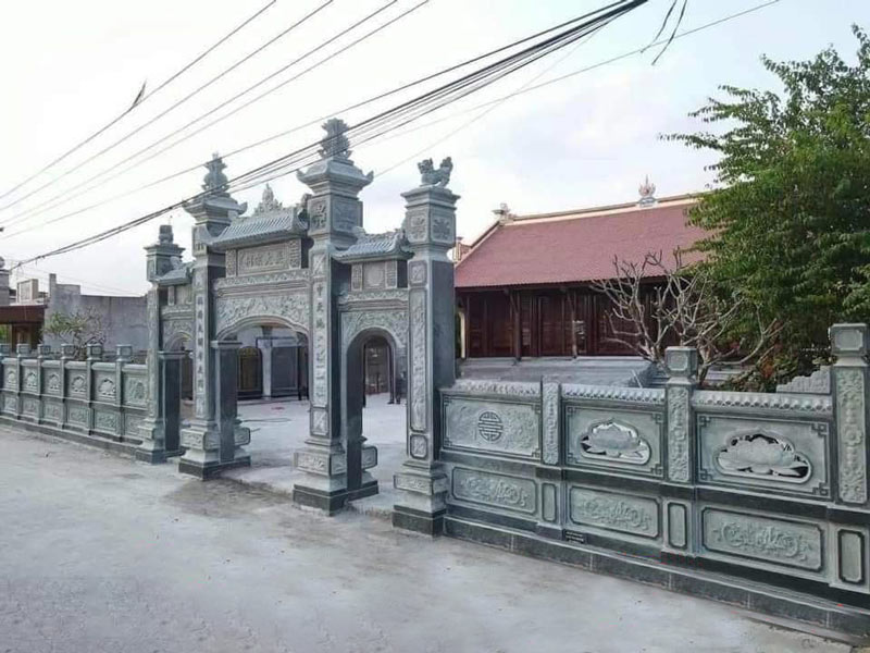 Trong phong thủy, cổng tam quan đá biểu thị sự cân bằng, hài hòa và bảo vệ năng lượng tích cực.