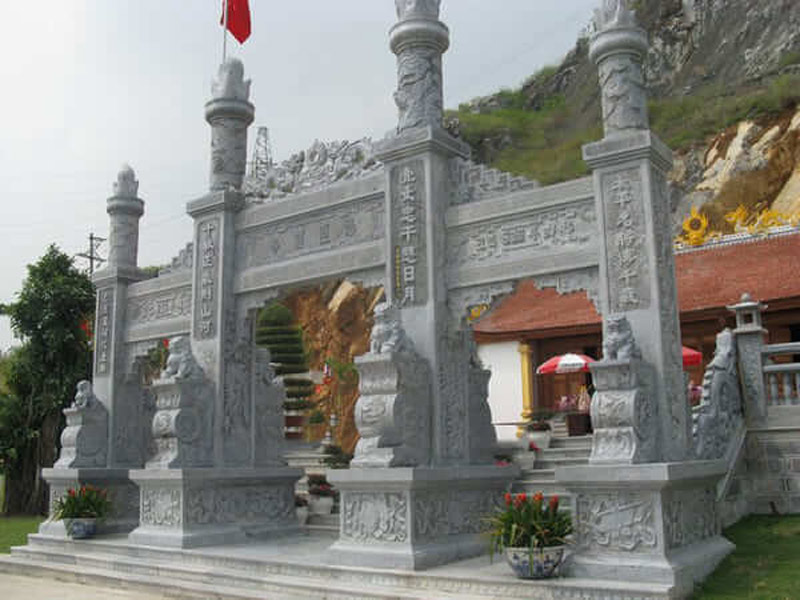Cổng tam quan đá thường được chế tác từ đá xanh Ninh Bình, đá granite hoặc đá cẩm thạch.