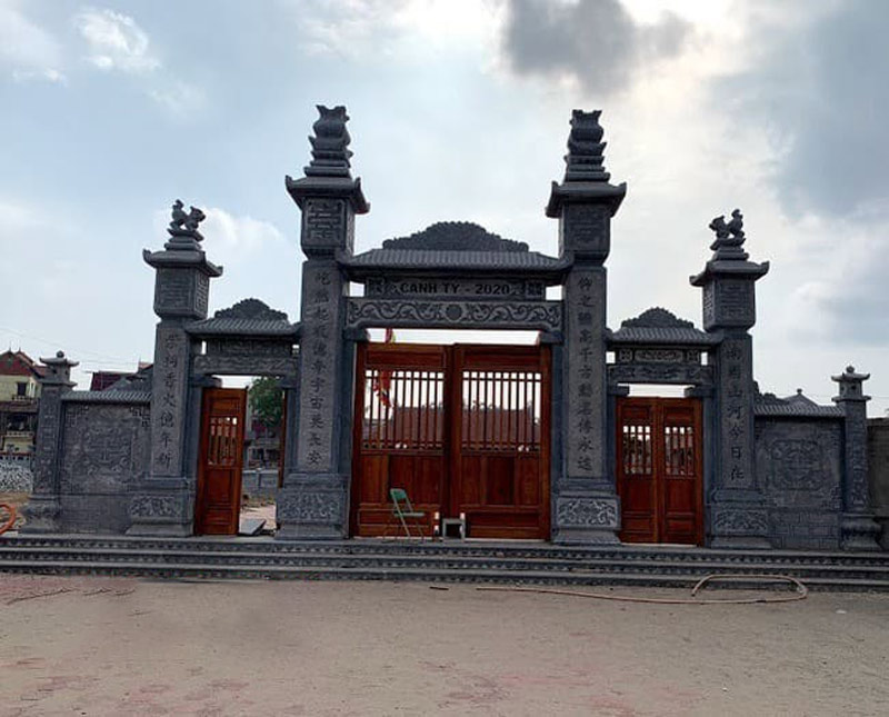 Cổng tam quan đá là công trình kiến trúc tâm linh, thường thấy tại đình, chùa, nhà thờ họ hoặc lăng mộ.