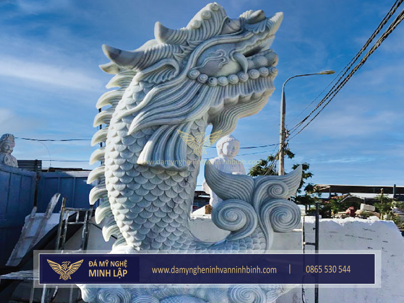 Cá Chép Hóa Rồng là tượng đá mỹ nghệ được chạm khắc tinh xảo, mô phỏng hình ảnh cá chép vượt vũ môn để hóa thành rồng.