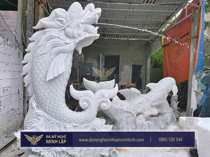 Tượng Cá Chép Hóa Rồng thường được chế tác từ đá xanh Ninh Bình, đá granite hoặc đá cẩm thạch.