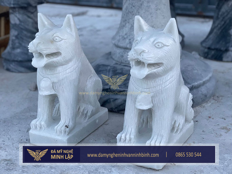 Trong phong thủy, tượng chó đá tượng trưng cho sự trung thành, bảo vệ gia chủ khỏi năng lượng xấu và thu hút tài lộc.