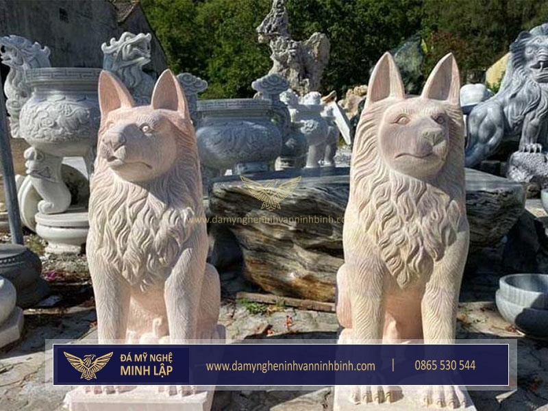 Tượng chó đá thường được chế tác từ đá xanh Ninh Bình, đá granite hoặc đá cẩm thạch.