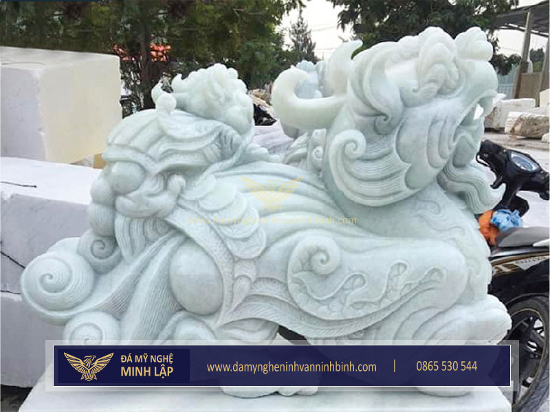 Tỳ hưu đá là tượng linh vật phong thủy được điêu khắc từ đá tự nhiên, thường đặt tại nhà ở, văn phòng, hoặc không gian tâm linh như nhà thờ họ.